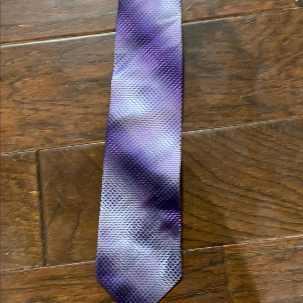 Men’s purple tie